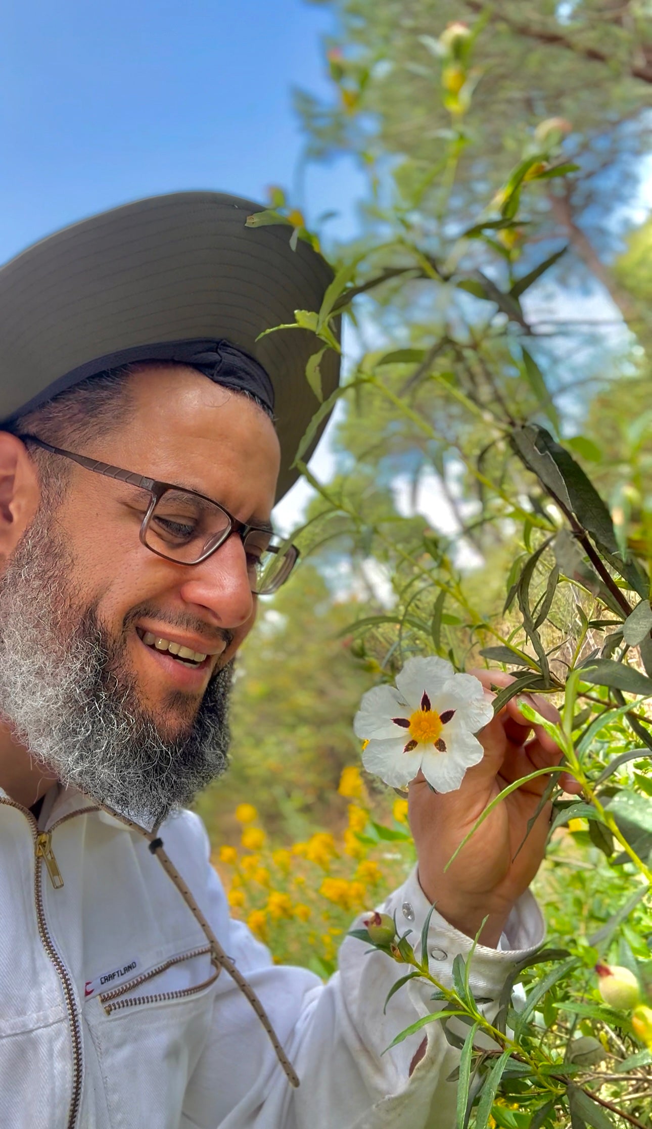 Imker Said tussen wilde bloemen in Andalusië voor sinaasappelbloesem honing