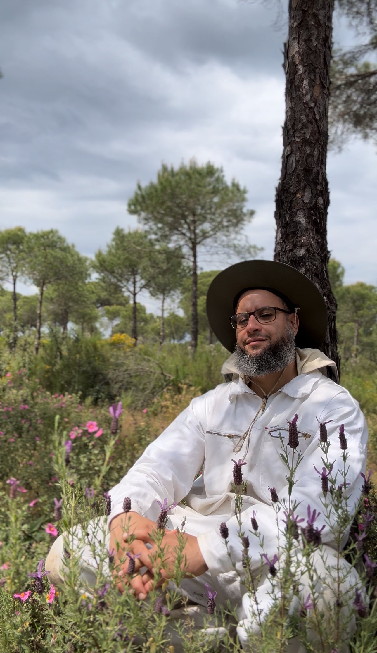 Imker Said tussen wilde bloemen in Andalusië voor Wilde Berg Honing